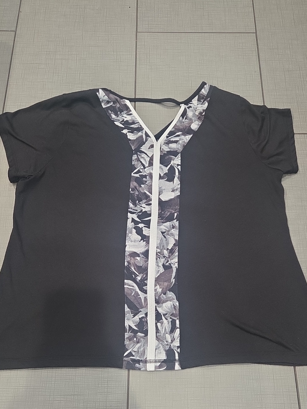 Black Floral-Accent V-Neck Women’s Top